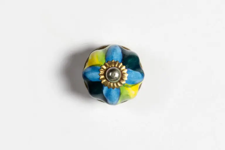 Uchwyt ceramiczny rozeta 3cm - kwiatek z błękitnymi płatkami 1