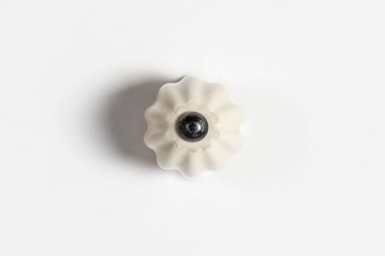 Uchwyt ceramiczny 3cm - biały kremowy karbowany 1