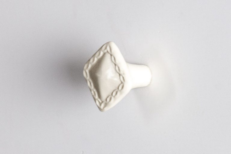 Uchwyt ceramiczny kwadrat - kremowy tłoczony 3