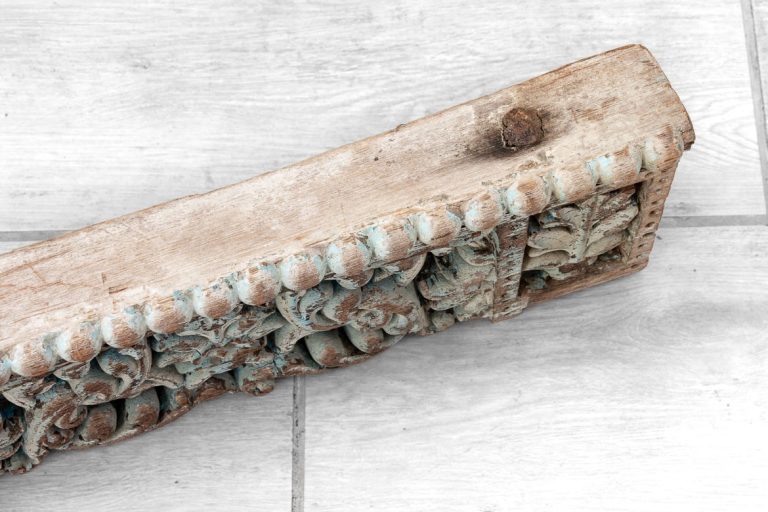 górna krawędź starej belki z Ganeshą 4