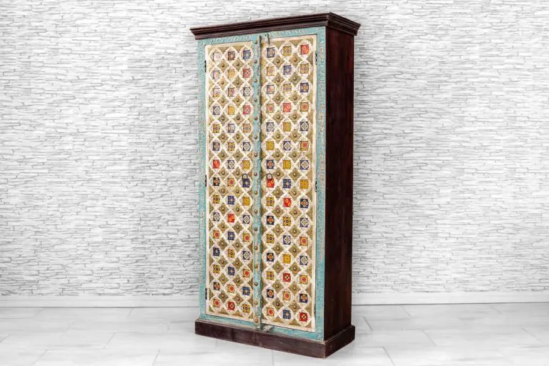 Szafa zdobiona ceramicznymi płytkami 3
