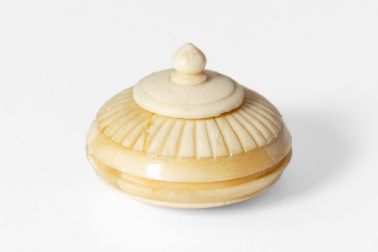 Malutkie kościane pudełko "opium" 1