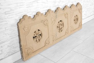Fragment balustrady z medalionami 2