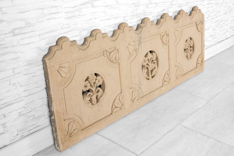 Fragment balustrady z medalionami 2