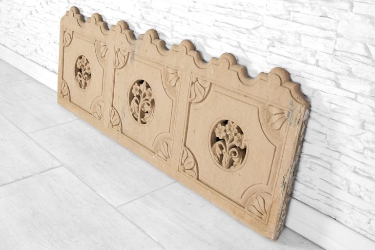 Fragment balustrady z medalionami 3