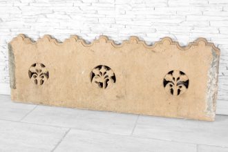 Fragment balustrady z medalionami 4