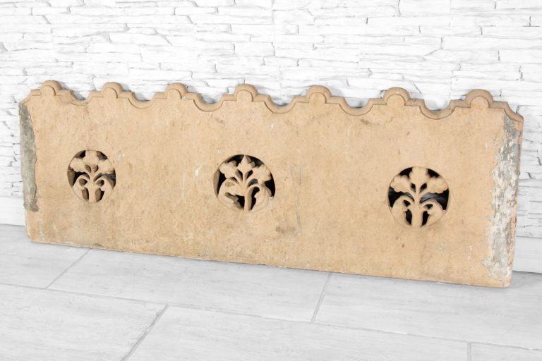 Fragment balustrady z medalionami 4