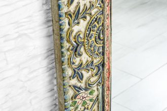 Luksusowe lustro ścienne vintage z ornamentową ramą w aranżacji salonu