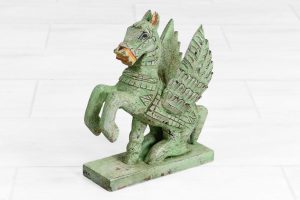 Drewniana figurka Pegaza - widok od frontu