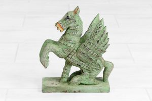 Drewniana figurka Pegaza - widok z boku