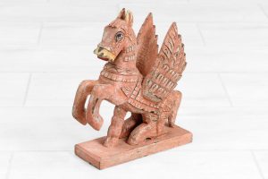 Drewniana figurka Pegaza - widok od frontu