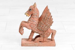 Drewniana figurka Pegaza - widok z boku