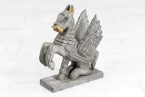 Drewniana figurka Pegaza - widok od frontu