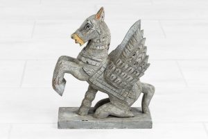 Drewniana figurka Pegaza - widok z boku