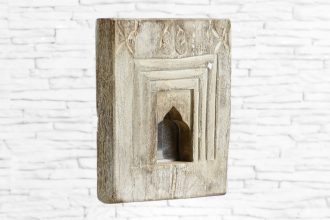 Drewniany, rzeźbiony i bielony panel ścienny z lusterkiem w kształcie małego okienka - profil